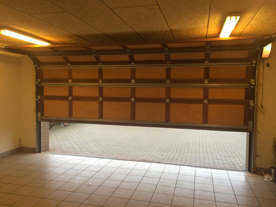 Åben garageport i moderne flisebelagt garage