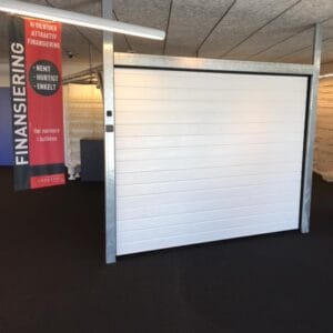 Hvid garageport udstillet i butik