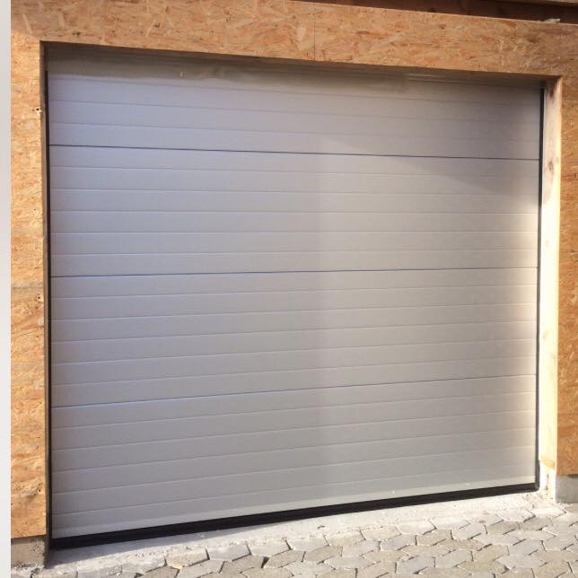 Lukket grå garageport i træramme
